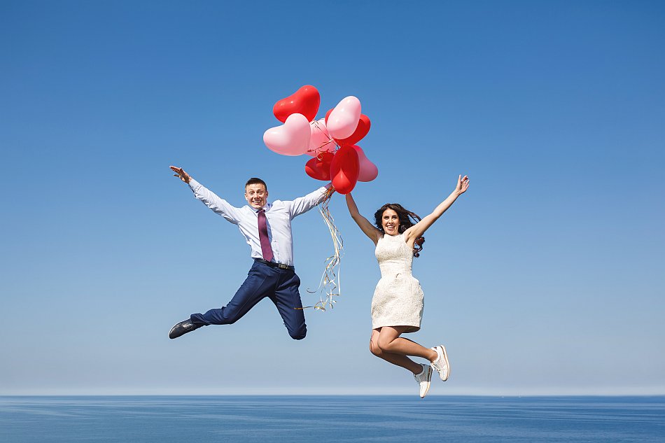 Brautpaar hebt mit Luftballons ab
