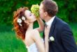 Bräutigam wird von Braut mit Trauben gefüttert