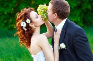 Bräutigam wird von Braut mit Trauben gefüttert